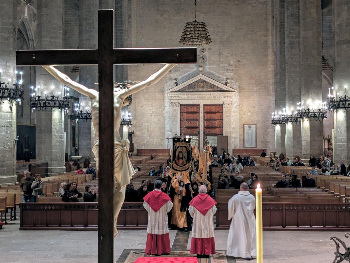 La llegada de la procesión del Crist de la Sang a la Catedral, en imágenes