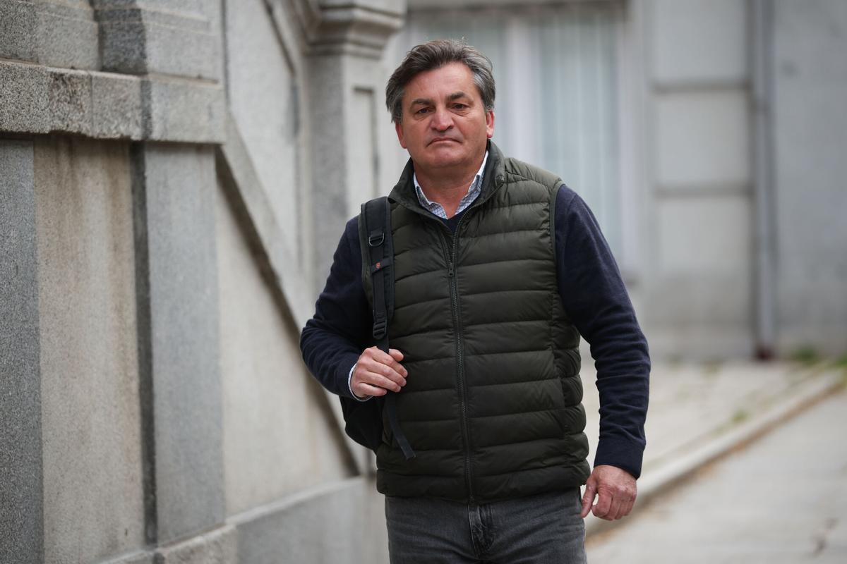 El chofer Álvaro Gallego a su llegada al Tribunal Supremo, a 9 de abril de 2026, en Madrid (España). El exministro José Luis Ábalos, su exasesor Koldo García y el empresario Víctor de Aldama se sientan desde el lunes, 7 de abril, en el banquillo de los acusados del Tribunal Supremo por presuntas irregularidades en los contratos de mascarillas adjudicados desde el Ministerio de Transportes durante la pandemia. Tanto Ábalos como Koldo se encuentran en prisión provisional desde el pasado 27 de noviembre y se declaran inocentes, asegurando en sus escritos de defensa que no cometieron ningún delito, sin embargo, Anticorrupción alega que Ábalos, Koldo y Aldama "convinieron" aprovecharse del cargo del entonces ministro -desde junio de 2018- para "favorecer", "a cambio del correspondiente beneficio económico" de los tres, la contratación con la Administración "en cuantas ocasiones hubiera oportunidad, por empresas cuyos intereses captaría y promovería" el empresario. 09 ABRIL 2026. Alvaro Gallego;José Luis Ábalos;Koldo García;Víctor de Aldama;Alejandro Martínez Vélez