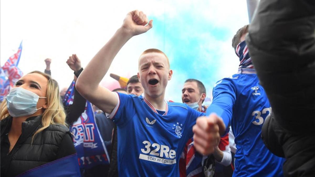 Aficionados del Rangers celebran el ansiado título de Liga.