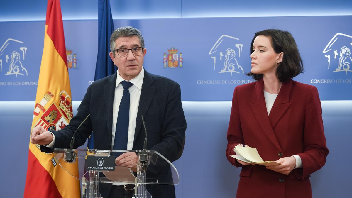 Patxi López (l), Sprecher der PSOE im Abgeordnetenhaus, und Andrea Fernandez, Sekretärin für Gleichstellung im Bundesvorstand der PSOE, während einer Pressekonferenz zur Reform des Sexualstrafrechts. Wegen unerwarteter Auswirkungen wird das neue Sexualstrafrecht nach nur vier Monaten wieder geändert.