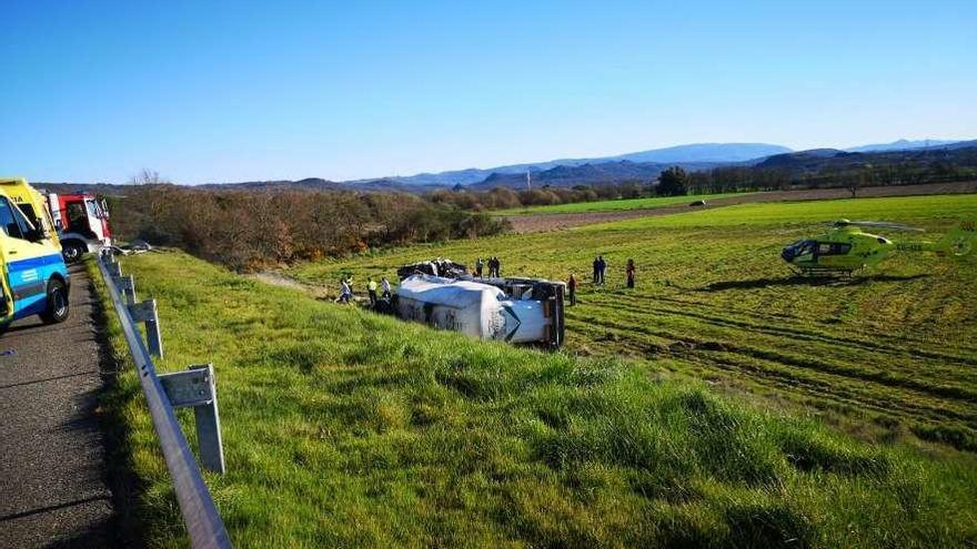 El vehículo volcó sobre un prado tras invadir el carril contrario de la A-52. // FdV