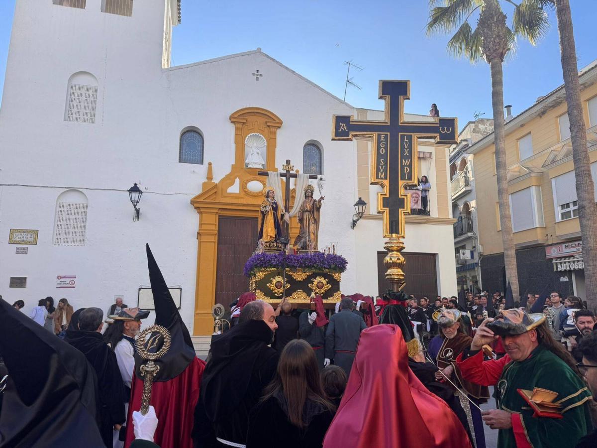 Doña Mencía. La Cofradía de San Juan y María Doña Mencía. Magdalena llena de sus plumas sanjuanistas las calles mencianas.