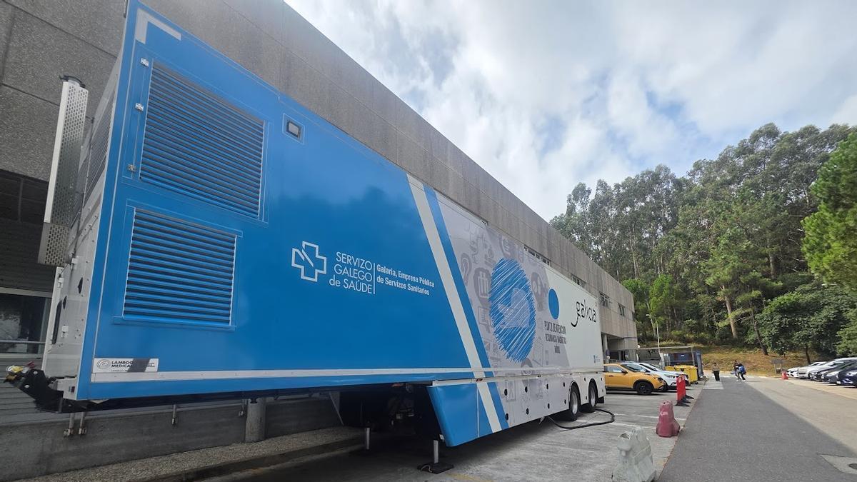 La unidad móvil de resonancia magnética adquirida en 2025, que estos días «pasa consulta» en O Salnés.