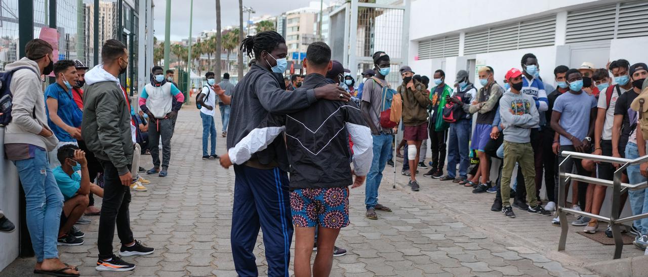 Migrantes en Las Alcaravaneras, en Las Palmas de Gran Canaria, a la espera de que Somos Red les reparta comida.