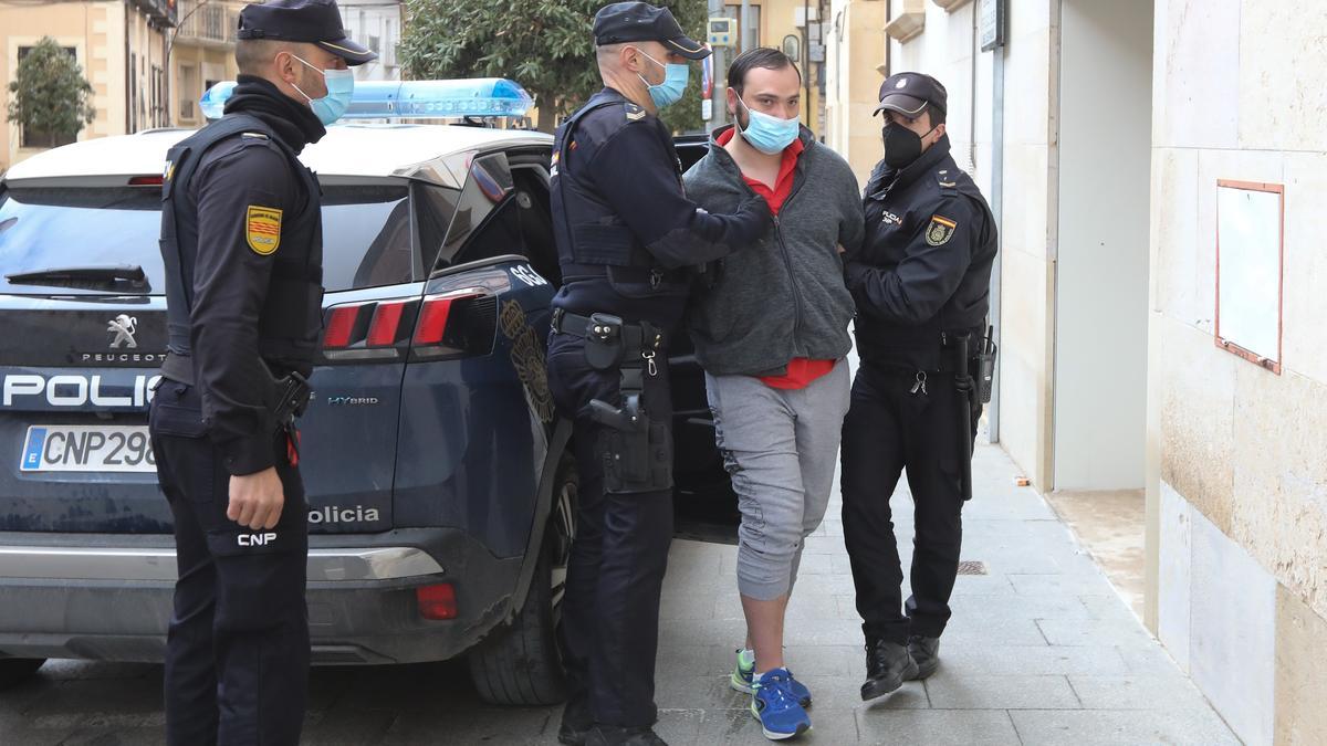 Pedro Lozano Giménez (d), conocido como el Rambo de Requena, a su llegada este martes a la Audiencia de Teruel para ser juzgado por la fuga que protagonizó en 2020.