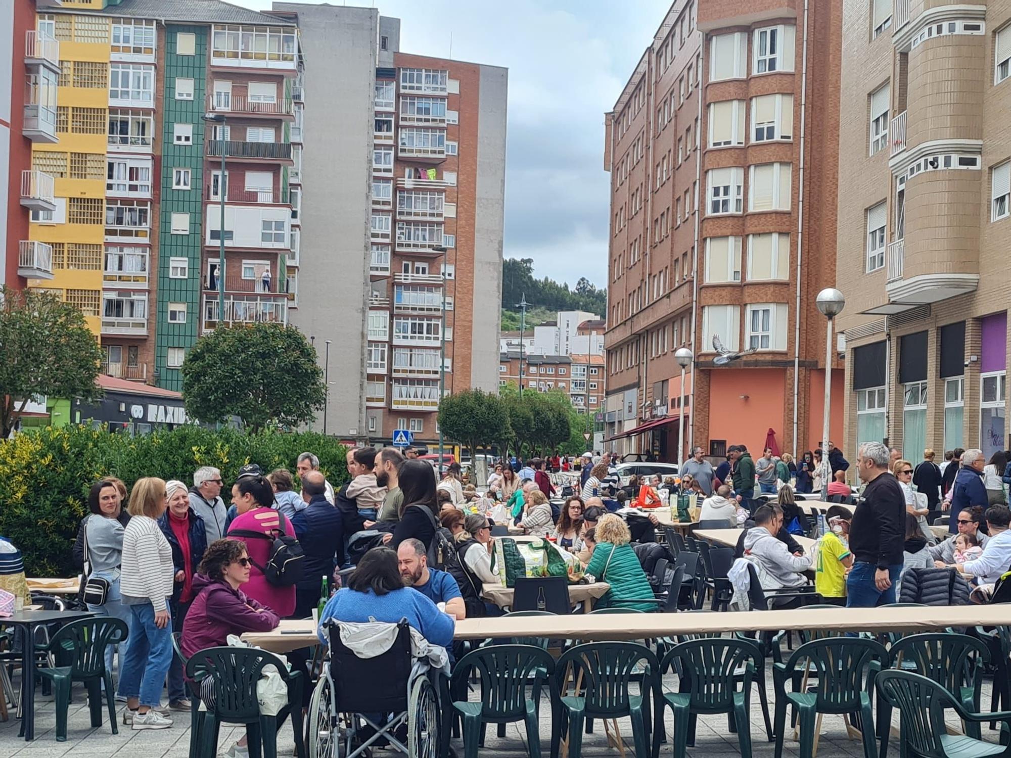 EN IMÁGENES: La comida popular de las fiestas del Puchero de Villalegre, en Avilés