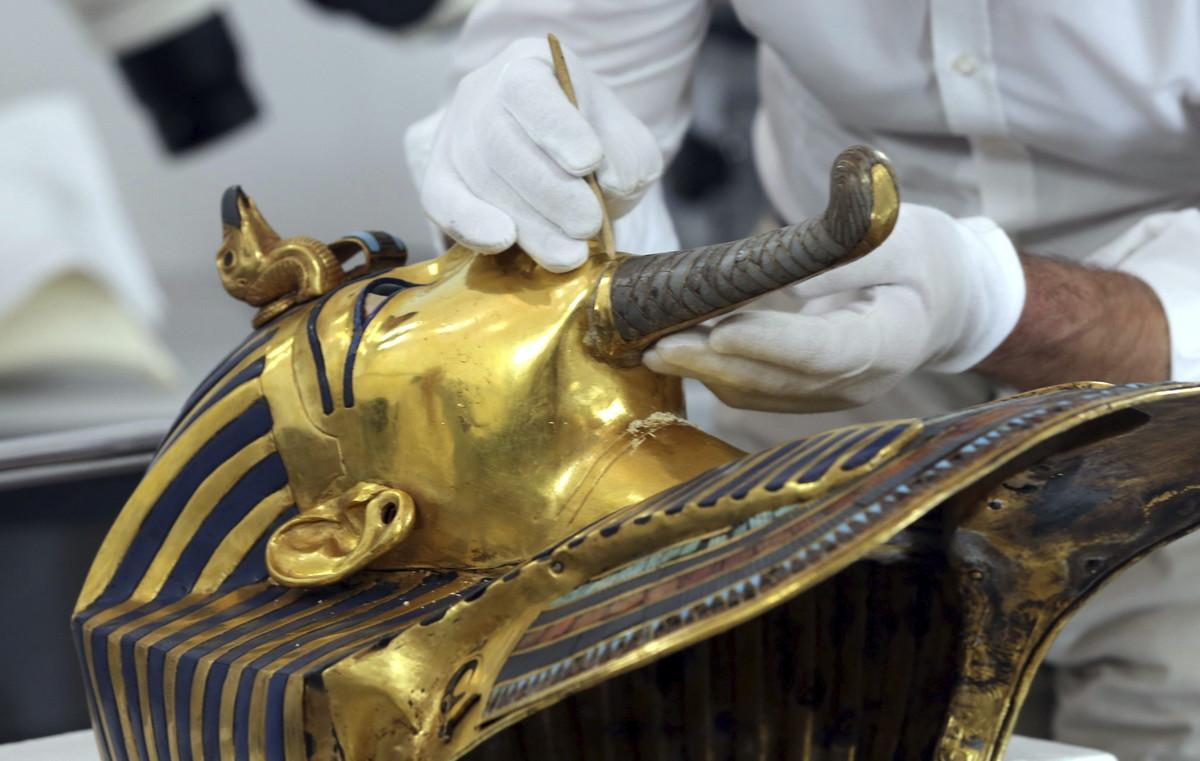 KEF05 EL CAIRO (EGIPTO) 20/10/2015.- Imagen de la máscara de oro del faraón Tutankamón durante el proceso de restauración iniciado en el Museo Egipcio de El Cairo (Egipto) para solucionar el daño causado recientemente por un arreglo poco profesional para pegar la perilla, hoy, 20 de octubre de 2015. EFE/Khaled Elfiqi