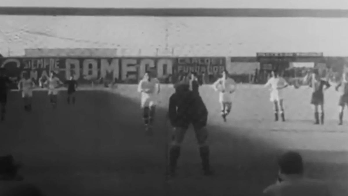 El madridista Corona momentos antes de ejecutar el penalti durante el primer clásico jugado en el estadio Metropolitano, en diciembre de 1946