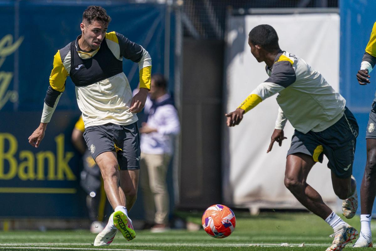 Santi Comesaña, durante el entrenamiento de este miércoles del Villarreal.