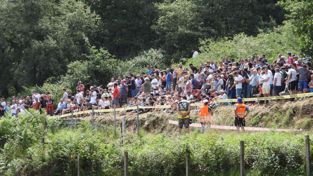 Los aficionados, en una de las zonas designadas en el tramo de Celanova. |   // FERNANDO CASANOVA 