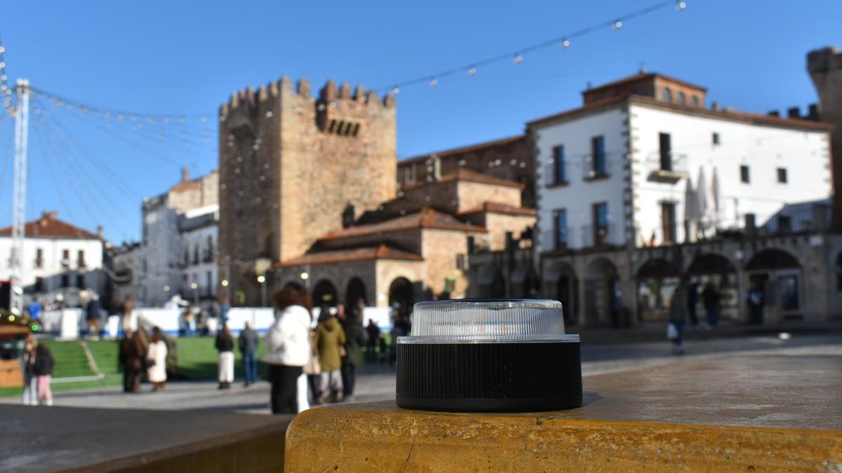 Imagen de una baliza V16 en la plaza Mayor de Cáceres.