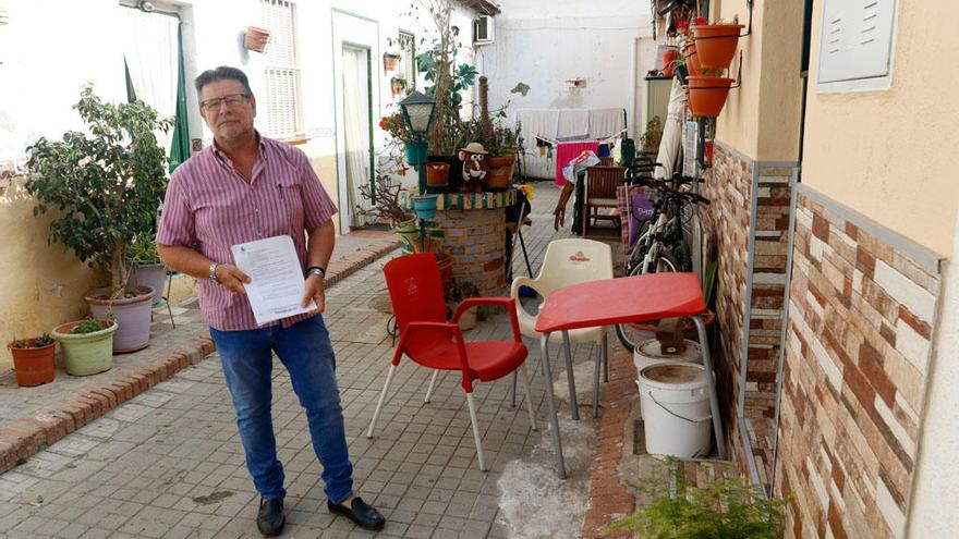 Francisco Valentín, inquilino del Pasaje del Rosario, junto a su casa reformada, con la demanda del juzgado la pasada semana.