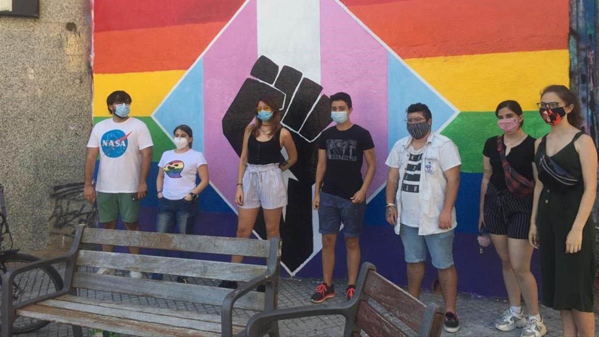 Jóvenes de la Comissio Joves LGTBI durante la pintada del mural del Passeig Maragall