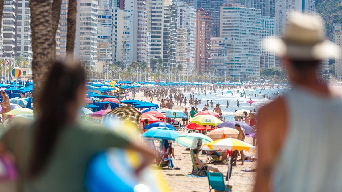 Un informe conjunto de la UA y la UMH constata que la primavera cálida ayudó a contener el covid-19 en Alicante