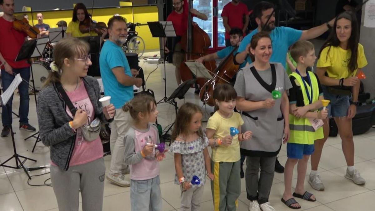 Los miembros de la OCAS, durante un recital en el que contaron con la participación de varios  niños ucranianos en un centro de refugiados. | OCAS