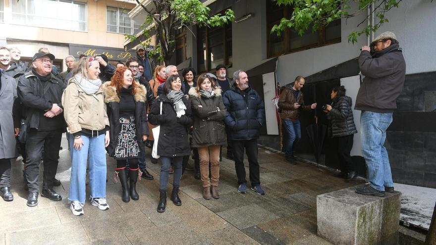 El fotógrafo Pedro González preparando la foto de los artistas ante el Jazz Filloa, ayer