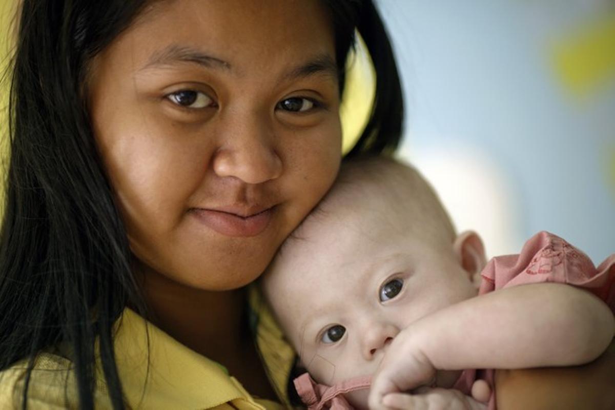 Pattaramon Janbua con el pequeño Gammy, en un hospital de Chonburi, este domingo. Pattaramon Janbua con el pequeño Gammy, en un hospital de Chonburi, este domingo.