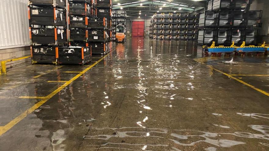 Interior de la factoría, con varios centímetros de agua acumulados.