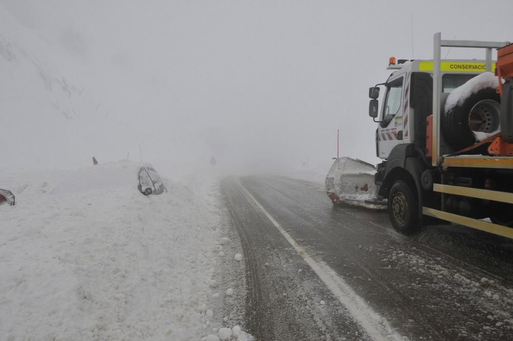 Temporal de nieve, este martes, en el puerto de Pajares