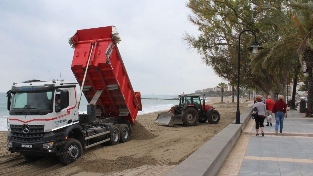 Camiones trabajaron a destajo a principios de verano para transportar la arena hasta Benicàssim