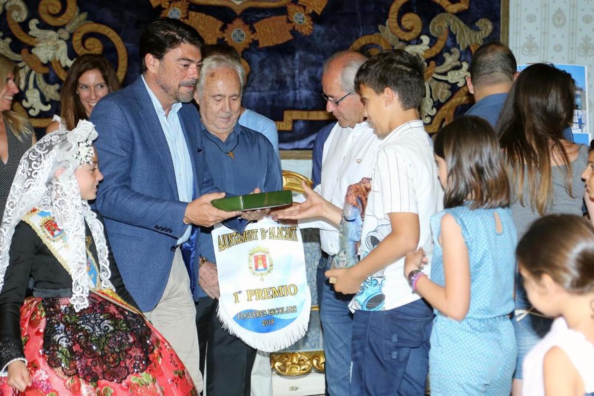 El colegio Benalúa recibe el trofeo Pedro Soriano por la hoguera "Jurásica"