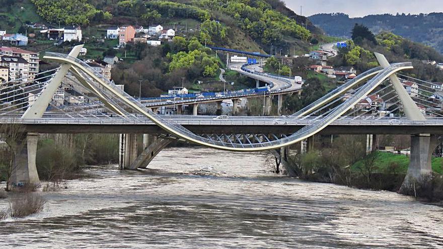 El nivel del Miño en la ciudad de Ourense, el martes. |   // F. CASANOVA