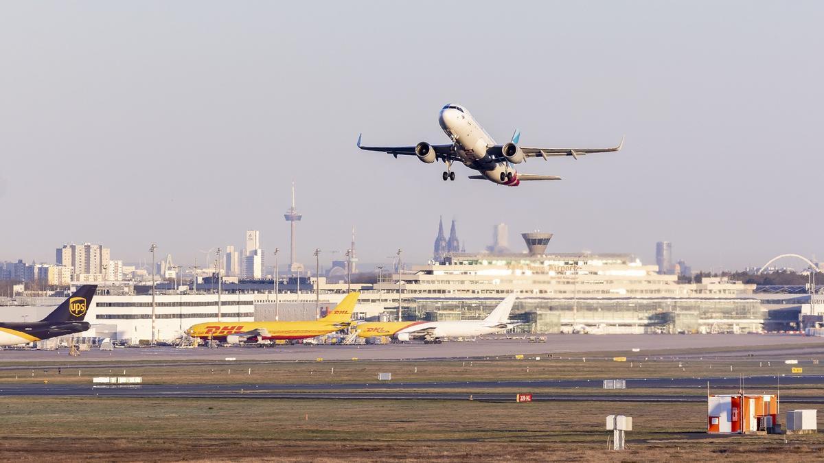 Ein Eurowings-Flugzeug beim Start am Flughafen Köln/Bonn.