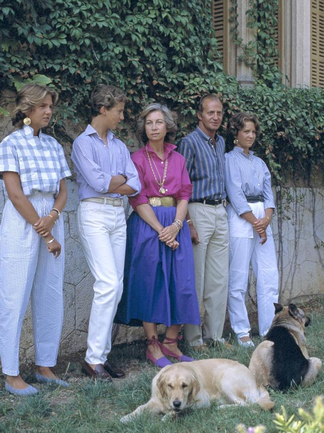 Posado de la familia real española en Mallorca en 1980 junto a sus perros