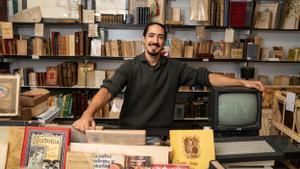 Erik Prats, librero de Antigularia y presidente del Gremi de Llibreters de Vell de Catalunya, en su estand de la Fira del Llibre dOcasió Antic i Modern de Barcelona con un viejo ordenador Amstrad.