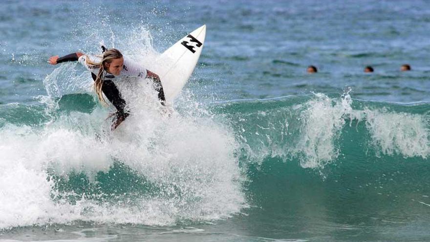 La australiana Nichols en el campeonato de surf de Pantín.