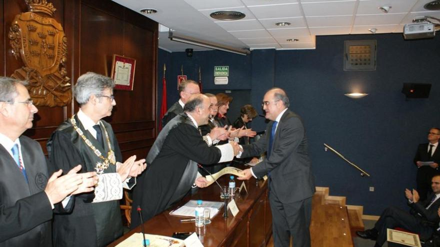 El abogado José Luis Calero recibió su medalla por 25 años de colegiación.