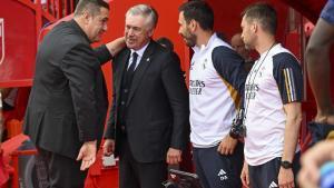 Carlo Ancelotti saluda a José Ramón Sandoval, técnico del Granada.