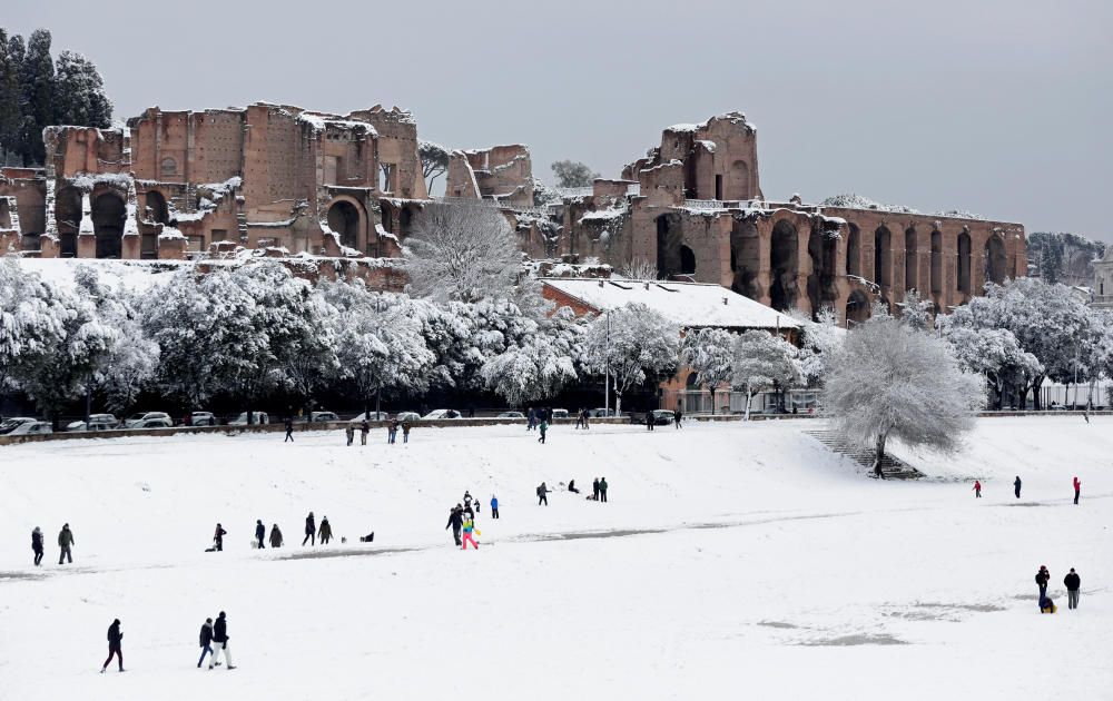 Roma celebra la llegada de la nieve