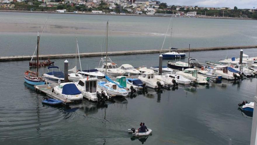 Embarcaciones accediendo al puerto deportivo de Figueras.