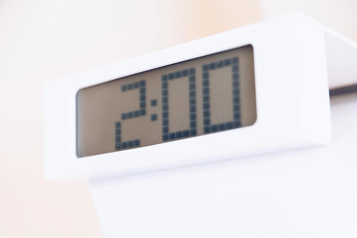Un despertador que marca las 2.00 horas.