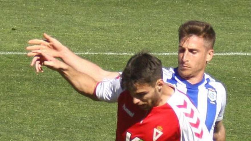 El grana Manel protege el balón el domingo ante Fernando Llorente.