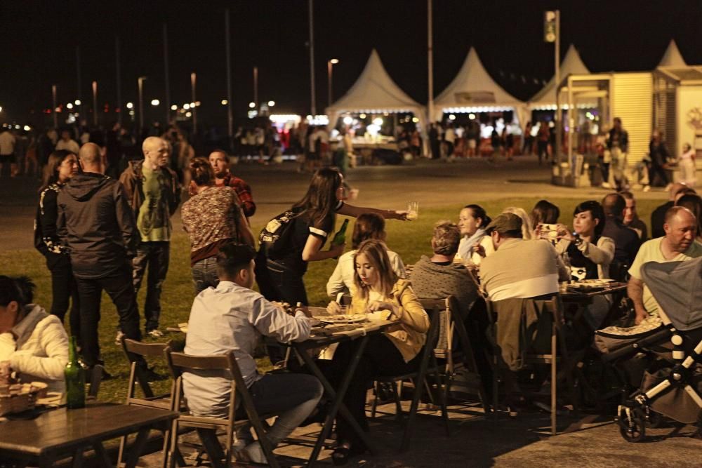 Espectáculo pirotécnico en las fiestas de Begoña, en Gijón.