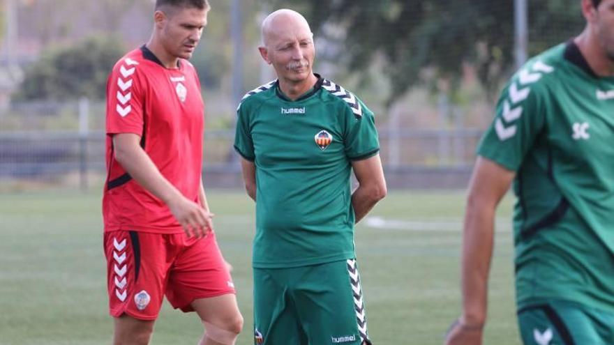 Frank Castelló convoca a 17 jugadores para el choque ante el Recambios Colón