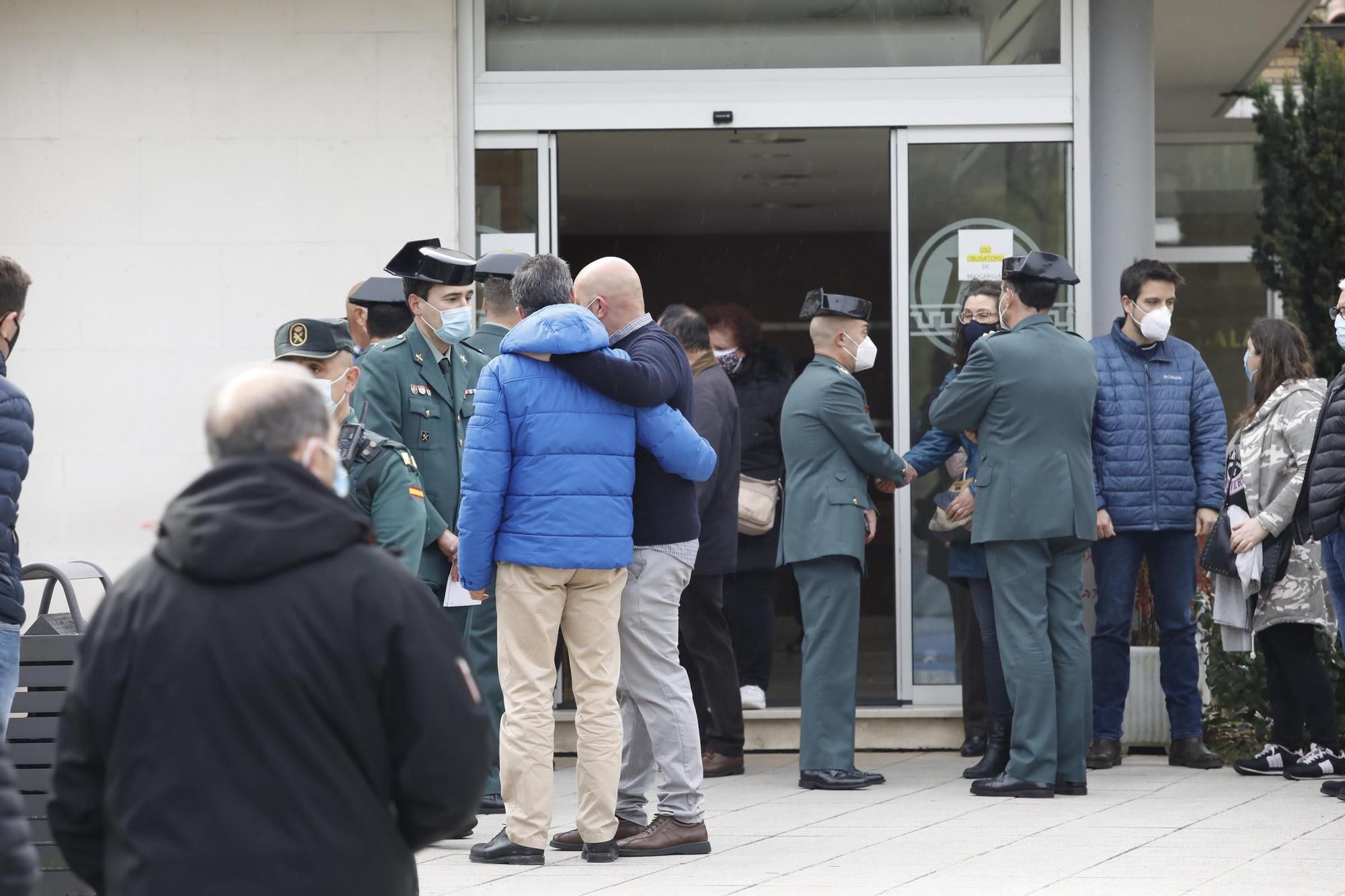 Despedida en el tanatorio al guardia civil atropellado en Mieres