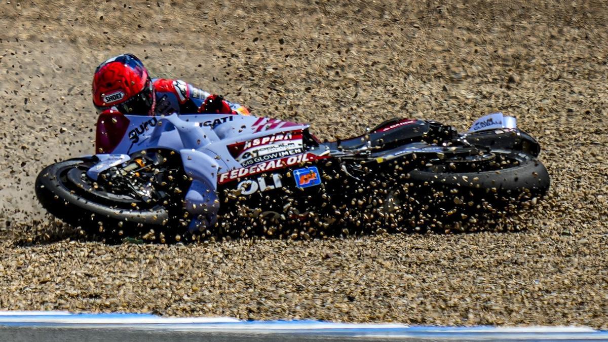 Marc Márquez (Ducati) volvió a caerse, hoy, en Jerez, cuando lideraba la carrera al 'sprint'.
