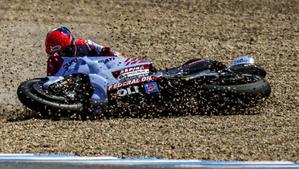 Marc Márquez (Ducati) volvió a caerse, hoy, en Jerez, cuando lideraba la carrera al sprint.
