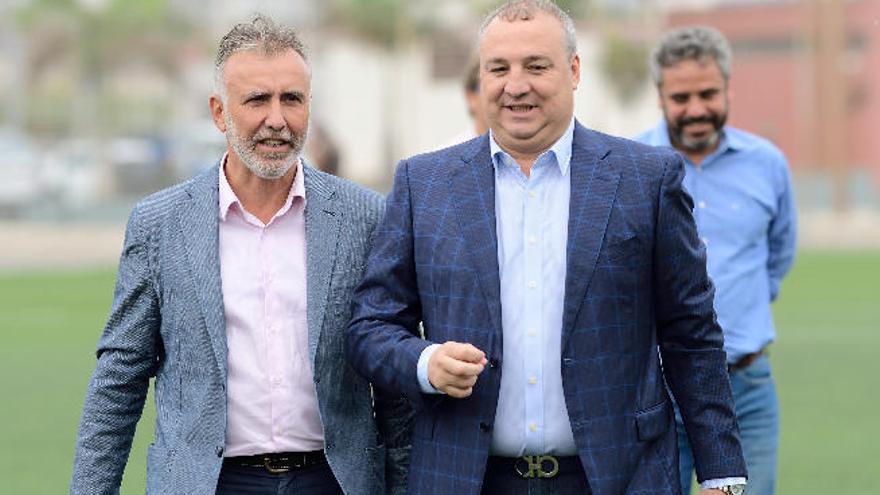 Ángel Víctor Torres, consejero de Deportes, camina junto a Miguel Ángel Ramírez, presidente de la UD Las Palmas.