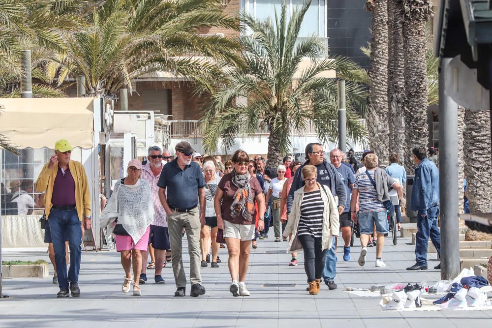 Imágenes de Torrevieja de este viernes 13 de marzo con terrazas y paseos llenos y playas animadas