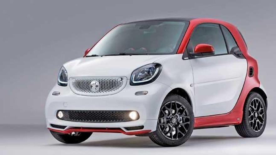 El acabado bi color blanco y rojo, junto a las llantas de ocho radios negras, caracterizan al exterior de la serie limitadasmart fortwo UshuaïA