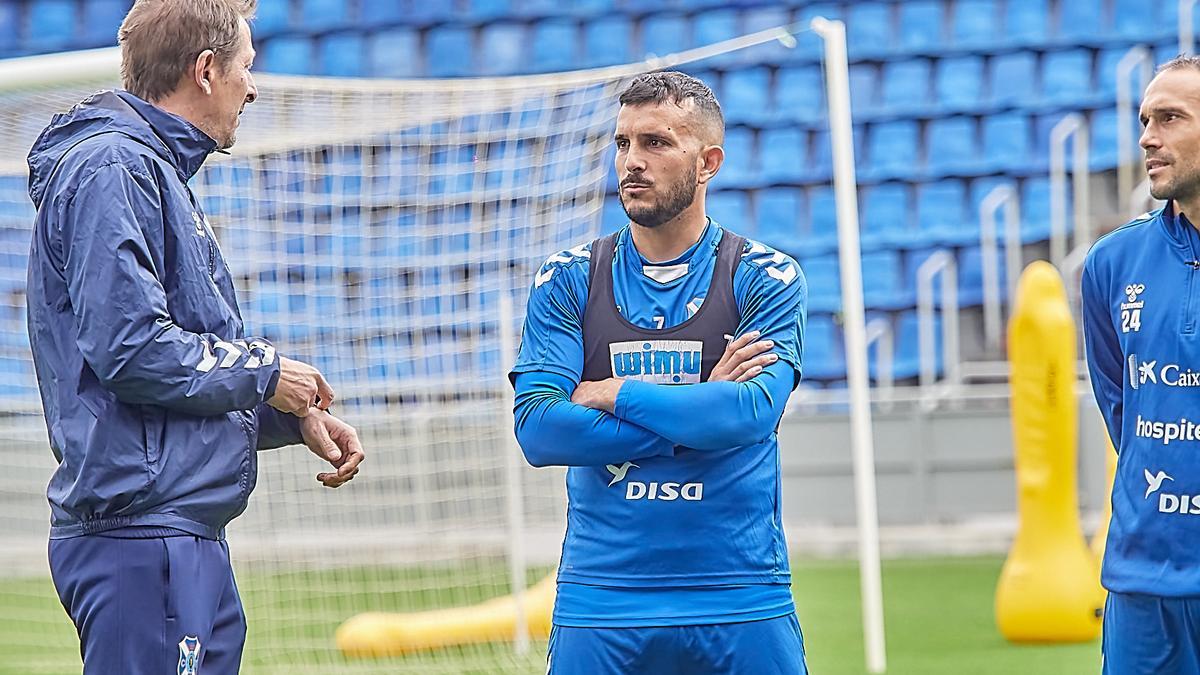 Luis Miguel Ramis habla con Elady Zorrilla durante el entrenamiento de ayer en el Heliodoro.