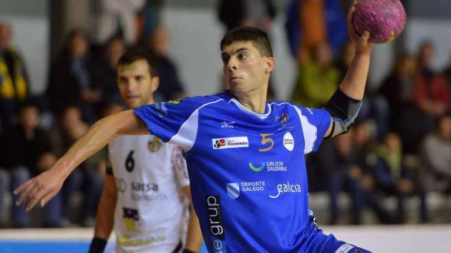 Carlos Pombo se dispone a batir al portero visitante en el partido de ayer. // Gustavo Santos