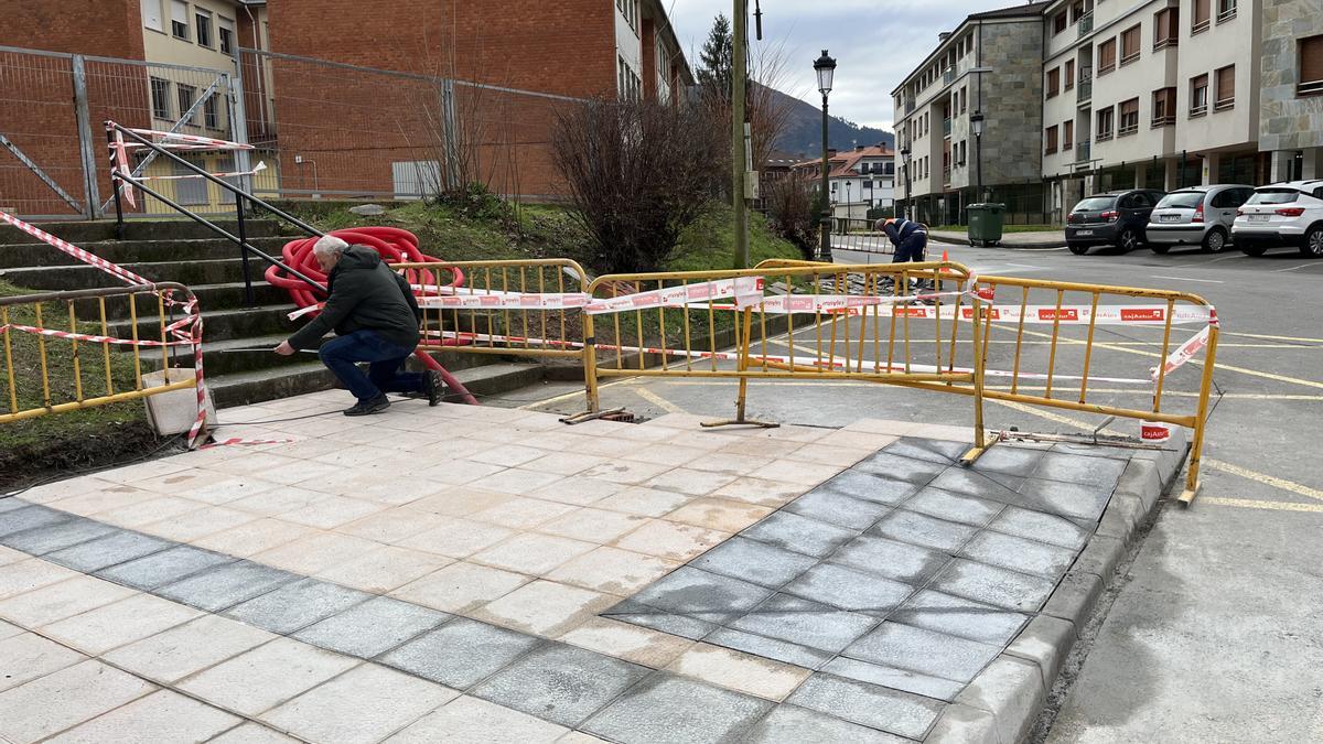 La nueva acera en construcción.