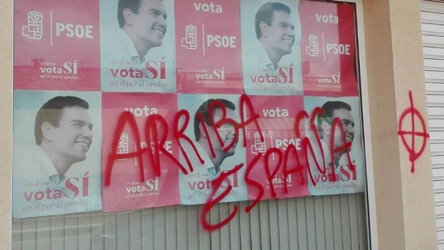 La sede del PSOE amanece con pintadas fascistas