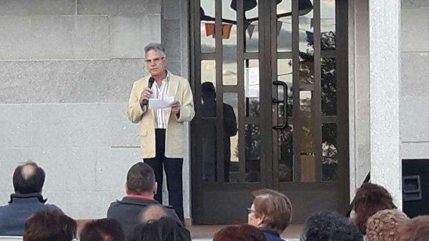 El alcalde de Pereruela, Jesús Carnero, durante el pregón de las fiestas en la plaza del Ayuntamiento donde se congregaron los vecinos.