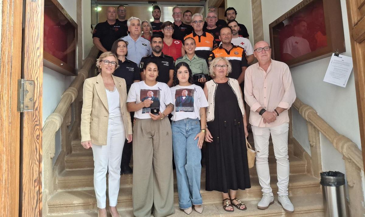La viuda y la hija con policías locales, Guardia Civil, Cruz Roja y voluntarios de Protección Civil y de Bomberos de Balcón al Mar